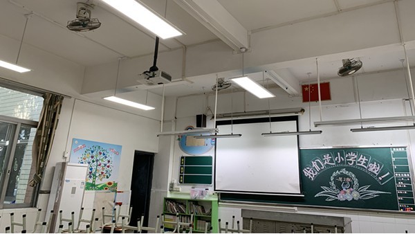 <i style='color:red'>看不清</i>黑板？教室照明的反光、眩光問題應(yīng)該怎么處理？